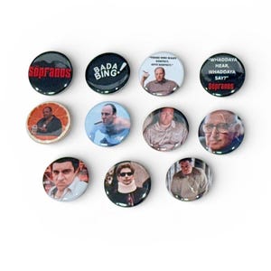 Paquete de 11 botones inspirados en Los Soprano, de 3,17 cm (1,25 pulgadas). Botones con cierre de botón, insignia de Tony Paulie, recuerdos de fiesta, regalo de Los Soprano.