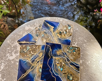 LEVENDIGE blauwe en gouden geode epoxyharsdrank handgemaakte onderzetterset, handgemaakte harsonderzetters met goudkleurige glazen rivier. Kerstcadeaus voor vrouw