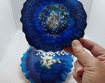 LEVENDIGE blauwe en gouden geode epoxyharsdrank handgemaakte onderzetterset, handgemaakte harsonderzetters met gouden accenten.