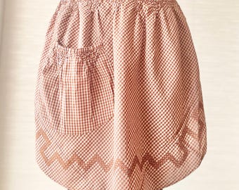 Vintage Brown Gingham Farmhouse Apron – Hand-Smocked 1950s Kitchen Apron