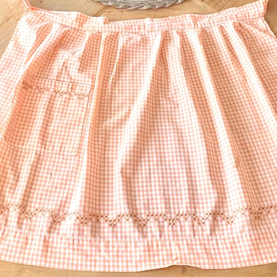 1950s Peach Gingham Hostess Apron White Embroidered Scalloped Hem Vintage Half Apron