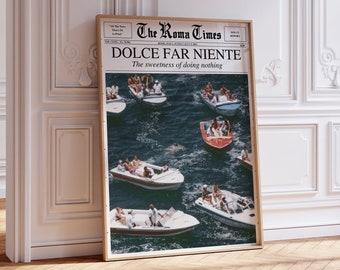 Peut inclure: Une impression encadrée d'un article de journal intitulé "The Roma Times" avec le titre "DOLCE FAR NIENTE" et le sous-titre "La douceur de ne rien faire". L'article présente une photo d'un groupe de personnes sur des bateaux dans l'eau.