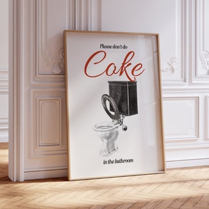 Może przedstawiać: Biały plakat z czarno-białym obrazkiem toalety z tekstem "Please don't do Coke in the bathroom" w kolorze czerwonym.