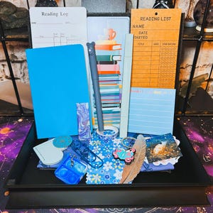 Schwarze Aufbewahrungsbox im Buchdesign mit Anker, inklusive 10 Mystery Kapseln, Lesezeichen, Pins, Edelsteine, Schmuck, uvm.