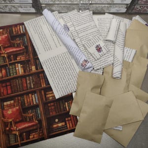 Könnte beinhalten: Ein Set aus Bastelmaterialien, bestehend aus einem Bogen mit einem Bibliotheksmotiv, mehreren gerollten und gefalteten Stücken mit deutschem Text aus alten Büchern sowie mehreren schlichten hellbraunen Papierumschlägen.