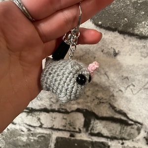 PRÉCOMMANDE Porte-clés Mini Sad Hamster Meme, crocheté, env. 3 cm, veuillez lire la description. image 2