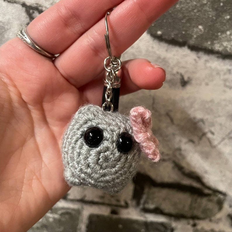 PRÉCOMMANDE Porte-clés Mini Sad Hamster Meme, crocheté, env. 3 cm, veuillez lire la description. image 1