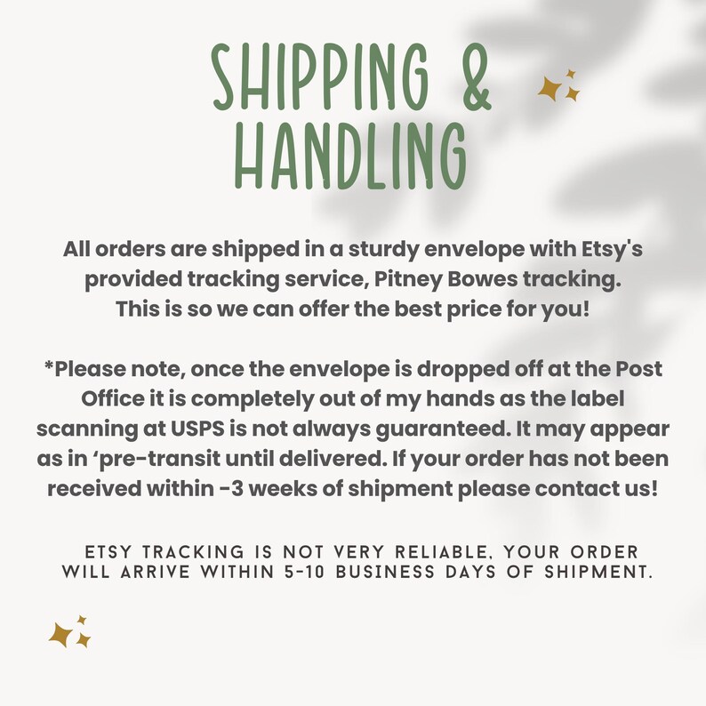 Op de afbeelding: Een witte informatieve afbeelding met saliegroene tekst getiteld SHIPPING & HANDLING. Het beschrijft verzending in een envelop, Pitney Bowes tracking, USPS scanbeperkingen, een contactperiode van drie weken en een levertijd van vijf tot tien dagen.