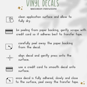 Op de afbeelding: Een witte instructiegids getiteld VINYL DECALS application instructions met zes zwarte iconen en tekststappen voor het aanbrengen van stickers. De stappen omvatten het reinigen van het oppervlak, schrapen met een creditcard, het verwijderen van de achterkant, uitlijnen, gladstrijken en het verwijderen van de transfertape.