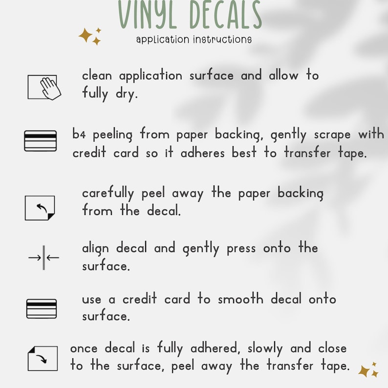 Op de afbeelding: Een witte instructiegids getiteld VINYL DECALS application instructions met zes zwarte iconen en tekststappen voor het aanbrengen van stickers. De stappen omvatten het reinigen van het oppervlak, schrapen met een creditcard, het verwijderen van de achterkant, uitlijnen, gladstrijken en het verwijderen van de transfertape.