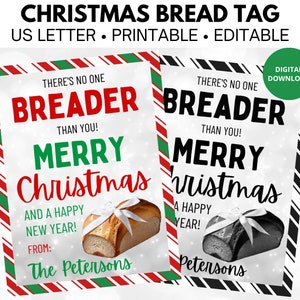 Op de afbeelding: Twee printbare kerstbrood cadeau-etiketten met een rood-wit gestreepte achtergrond, een groen-wit gestreepte achtergrond en een witte achtergrond met sneeuwvlokken. De tekst op de etiketten luidt "Er is niemand beter dan jij! Fijne Kerst en een gelukkig nieuwjaar!" met ruimte voor een naam. De etiketten tonen een brood met een wit lint.