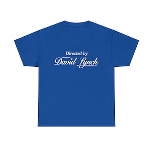 Puede incluir: Una camiseta azul real con texto blanco que dice "Directed by David Lynch".