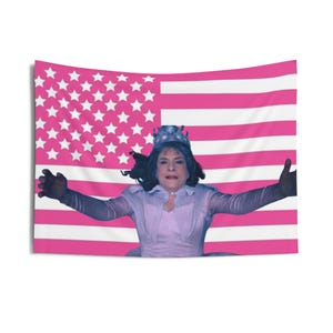 Patti LuPone como Lilia Calderu Agatha All Along Tapices de pared para interiores con bandera estadounidense rosa