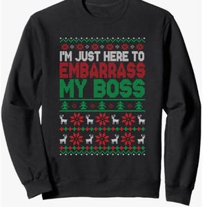 Może przedstawiać: Czarna bluza z świątecznym wzorem. Tekst "I'M JUST HERE TO EMBARRASS MY BOSS" jest wyświetlany w kolorze czerwonym i zielonym. Wzór zawiera renifery, płatki śniegu i wzory choinek.