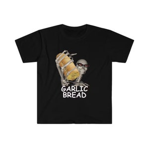 Könnte beinhalten: Ein schwarzes T-Shirt mit einem Skelett, das eine Sonnenbrille trägt und ein Knoblauchbrot hält. Der Text "GARLIC BREAD" ist in Weiß unter dem Bild aufgedruckt.