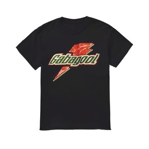Puede incluir: Camiseta negra con un gráfico rojo y verde de un rayo con el texto "Gabagool" en él.
