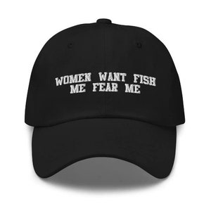 Könnte beinhalten: Schwarze Baseballkappe mit weiß gesticktem Text, der "Women Want Fish Me Fear Me" lautet.