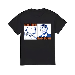 Könnte beinhalten: Schwarzes T-Shirt mit einem grafischen Design. Das Design zeigt zwei weiße Kästchen mit blauem und orangefarbenem Text. Eine Box zeigt den Torso einer Person, die andere ein Porträt. Der Text lautet "GOOD BUSH" und "BAD BUSH".