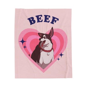 Puede incluir: Manta rosa con una ilustración de un perro de dibujos animados dentro de un corazón rosa. El perro es blanco y negro con un collar rojo y una etiqueta. La palabra "BEEF" está arqueada sobre el corazón en azul marino.