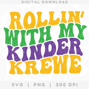 Può includere: Un download digitale di un design grafico colorato con il testo "Rollin' With My Kinder Krewe" in uno stile di font retrò. Il testo è in tonalità di verde, viola e giallo.