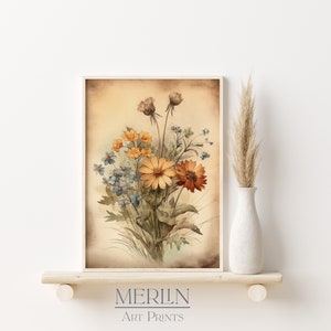 K&ouml;nnte beinhalten: Ein Aquarellbild eines Strau&szlig;es gelber, orangefarbener und blauer Wildblumen auf einem altmodischen Hintergrund. Die Blumen sind in einer Vase arrangiert und der Hintergrund ist hellbraun.