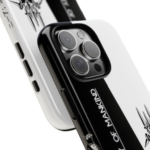 Peut inclure: Coque de téléphone noire et blanche avec un motif de créature stylisée et le texte "Chute de l'humanité". La coque a un renflement de caméra noir avec quatre objectifs.