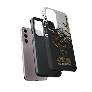 Peut inclure: Une coque de téléphone noire et blanche avec un motif doré. Le motif représente une lettre stylisée "Z" à l'intérieur d'un losange. Le texte "Squad 404 Those Who Don't Exist" est situé sous le motif. La coque est conçue pour un téléphone avec un renflement de caméra.