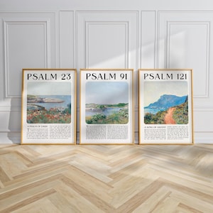 Może przedstawiać: Trzy oprawione pionowe wydruki ścienne przedstawiające Psalm 23, Psalm 91 i Psalm 121. Każdy wydruk zawiera obraz krajobrazu nad odpowiednim tekstem biblijnym czcionką szeryfową, wszystko w jasnych drewnianych ramach.
