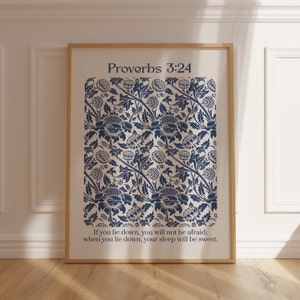 Könnte beinhalten: Ein gerahmter Druck mit einem blauen und weißen Blumenmuster. Der Druck zeigt den Text "Sprüche 3:24" und das Zitat "Wenn du dich hinlegst, wirst du keine Angst haben; wenn du dich hinlegst, wird dein Schlaf süß sein."