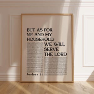 Peut inclure: Impression encadrée avec le texte "BUT AS FOR ME AND MY HOUSEHOLD. WE WILL SERVE THE LORD" en bleu marine foncé. L'impression comprend également le texte "Joshua 24" en bas.