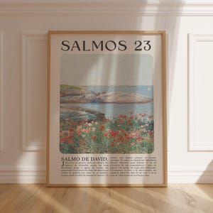 Może przedstawiać: Ramka z plakatem w stylu vintage przedstawiającym krajobraz skalistego wybrzeża z akwenem wodnym w tle. Plakat zawiera tekst "SALMOS 23" w pogrubionej czcionce bezszeryfowej u góry i "SALMO DE DAVID" w mniejszej czcionce u dołu. Plakat jest wydrukowany na białym tle w jasnoniebiesko-zielonej kolorystyce.