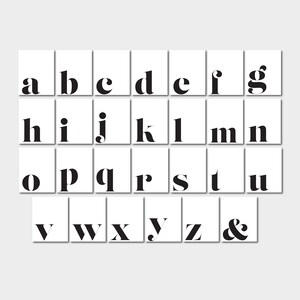 Pu&ograve; includere: Lettere dell'alfabeto in bianco e nero in uno stile di carattere moderno e grassetto. Ogni lettera &egrave; visualizzata su un quadrato bianco separato.