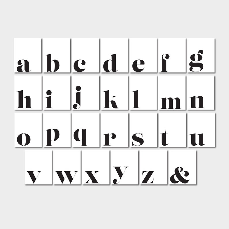 Pu&ograve; includere: Lettere dell'alfabeto in bianco e nero in uno stile di carattere moderno e grassetto. Ogni lettera &egrave; visualizzata su un quadrato bianco separato.