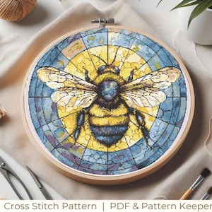 Patrón de punto de cruz con abejas en vitrales con acuarela, gráfico de punto de cruz con abejas de miel, abejas de bambú y abejas reinas, gráfico gótico con abejorro en punto de cruz de brujas