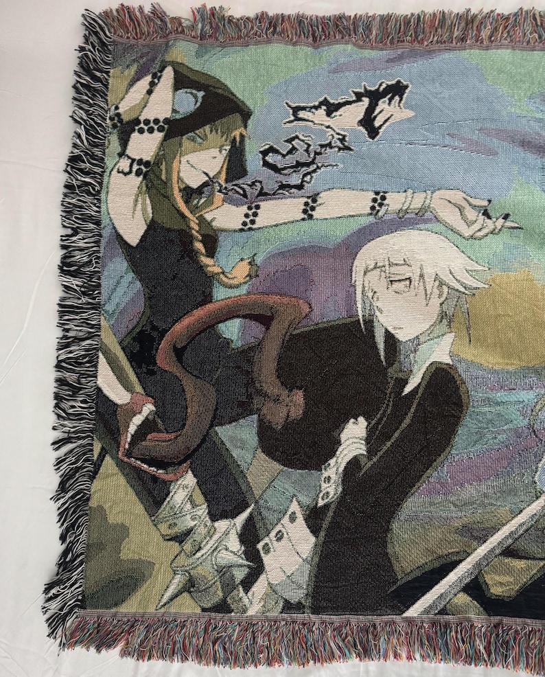 Op de afbeelding: Een wandkleed met twee anime-personages, een met lang blond haar en een zwarte kapmantel, de ander met wit haar en een zwarte jas. Het wandkleed heeft een blauwe en paarse achtergrond met een draaiend patroon.