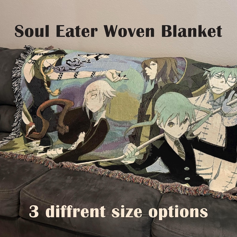 Op de afbeelding: Een geweven tapijtdeken met personages uit de anime Soul Eater. De personages zijn afgebeeld in een kleurrijke en gedetailleerde stijl, met een verscheidenheid aan kleuren en texturen. De deken is gemaakt van een zacht en comfortabel materiaal en is perfect om elke kamer een vleugje anime-stijl te geven.