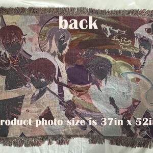 Op de afbeelding: Een wandtapijt met een kleurrijk, abstract ontwerp met vijf figuren. Het tapijt is gefranst en heeft de tekst "back" en "product photo size is 37in x 52in" erop gedrukt.