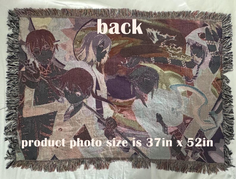 Op de afbeelding: Een wandtapijt met een kleurrijk, abstract ontwerp met vijf figuren. Het tapijt is gefranst en heeft de tekst "back" en "product photo size is 37in x 52in" erop gedrukt.
