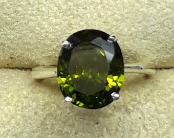 Natürlicher Moldavit Ring: Ovaler Grüner Stein, Sterling Silber Band