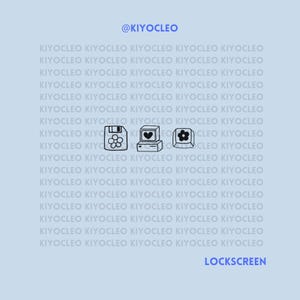 Pu&ograve; includere: Uno sfondo azzurro chiaro con il testo "@KIYOCLEO" in alto. Il testo "LOCKSCREEN" &egrave; in basso nell'immagine. Ci sono tre icone al centro dell'immagine: un floppy disk con un fiore, un computer con un cuore e un fiore in un vaso.