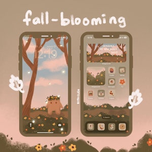 Puede incluir: La pantalla de un teléfono con un fondo de pantalla de otoño. El fondo de pantalla presenta un personaje de dibujos animados en un bosque con árboles, flores y luciérnagas. La pantalla de inicio del teléfono tiene un diseño personalizado con iconos y widgets. El texto en la pantalla dice "seasons of the moss bear".