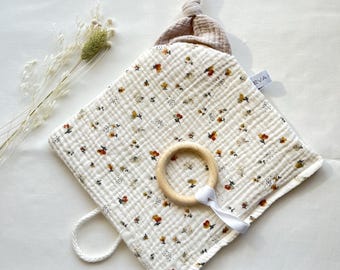 Crinkle cloth/cuddly toy/muslin & waffle piqué with wooden ring / 20 cm x 20 cm