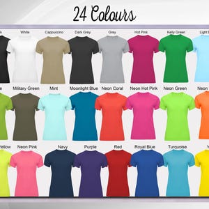 Op de afbeelding: Een display van 24 t-shirts in diverse kleuren, waaronder zwart, wit en grijs, evenals tinten roze, groen en blauw. De tekst "24 Kleuren" staat bovenaan de afbeelding.