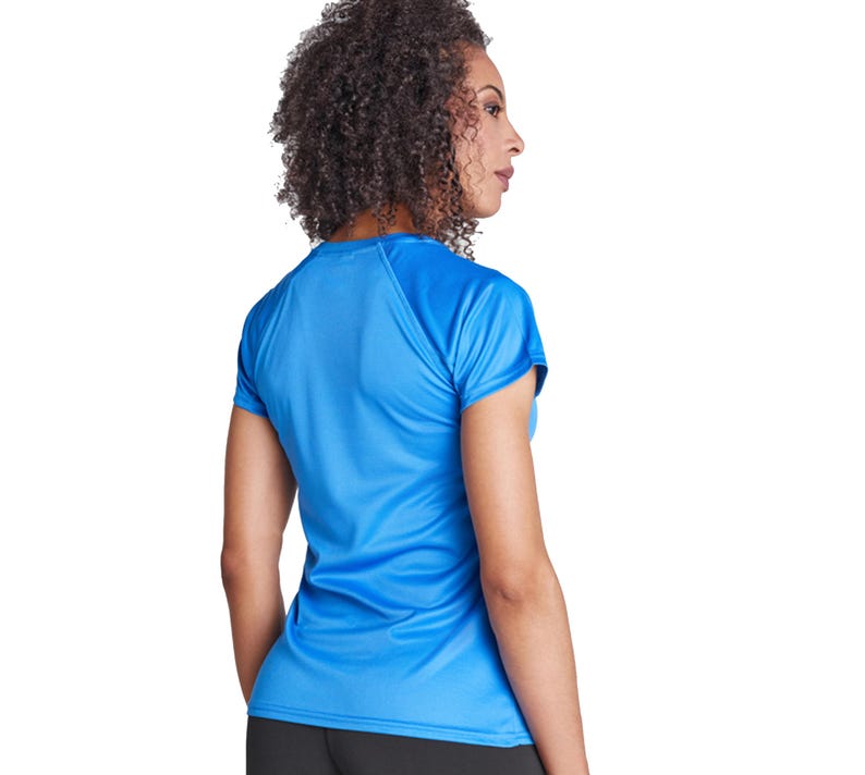 Op de afbeelding: Een felblauw sport-T-shirt met korte mouwen. Het shirt heeft een ronde hals en raglanmouwen. De stof lijkt een lichtgewicht, vochtafvoerend materiaal te zijn. Het shirt is ontworpen voor sport- en fitnessactiviteiten.