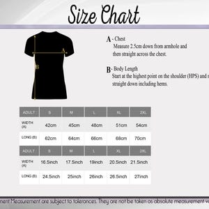 Op de afbeelding: Een maattabel voor een zwart t-shirt, met afmetingen in centimeters en inches. De tabel bevat borstbreedte- en lichaamslengtematen voor volwassen maten S, M, L, XL en 2XL. De tekst "Size Chart" staat bovenaan.