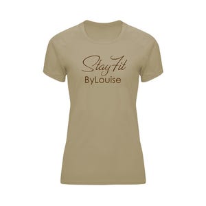 Op de afbeelding: Een beige T-shirt met korte mouwen met de tekst "Stay Fit ByLouise" in bruine letters. Het shirt heeft een ronde hals en een eenvoudig ontwerp, geschikt voor fitness of casual wear.