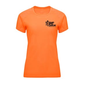 Op de afbeelding: Fel oranje T-shirt met korte mouwen en een ronde hals. Het shirt heeft het zwarte "Stand Up To Cancer" logo op de linkerborst. Gemaakt van lichtgewicht, ademend materiaal.