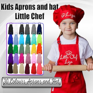 Könnte beinhalten: Ein Set mit 30 bunten Kinder-Schürzen und einer roten Kochmütze mit dem gestickten Text "Little Chef Liza". Die Schürzen sind in einem Raster angeordnet, und die Mütze wird von einem Kind getragen, das einen Nudelholz hält.