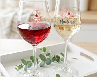 Gepersonaliseerd wijnglas met naam, cadeau voor wijnliefhebbers, vrouwen, beste vriendin, moeder, roodwijnglas (510 ml) met bloemmotief en initialen.