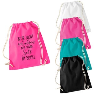 Op de afbeelding: Vier trekkoordtassen in verschillende kleuren: wit, roze, turquoise en zwart. De roze tas heeft de tekst "Bitte nicht schubsen ich habe Sekt im Beutel" erop gedrukt.